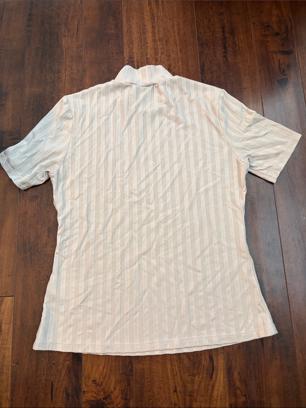 H&M Cream Short-Sleeve Turtleneck Tee with Subtle Vertical Stripe Size Small - Picture 3 of 3